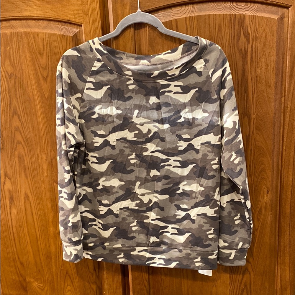 NWT Boutique Camo Sweatshirt size s/m - Picture 2 of 6